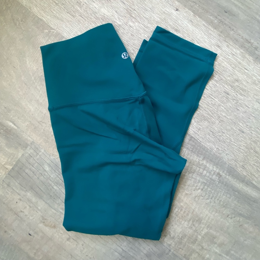 UEC lululemon Align crop 21” sz 6